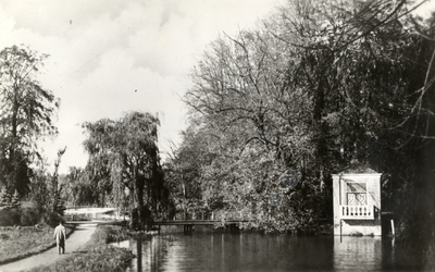 15943 Gezicht op de vijver en de loopbrug in het park van Slot Zeist te Zeist uit het zuidoosten; met rechts de theekoepel.